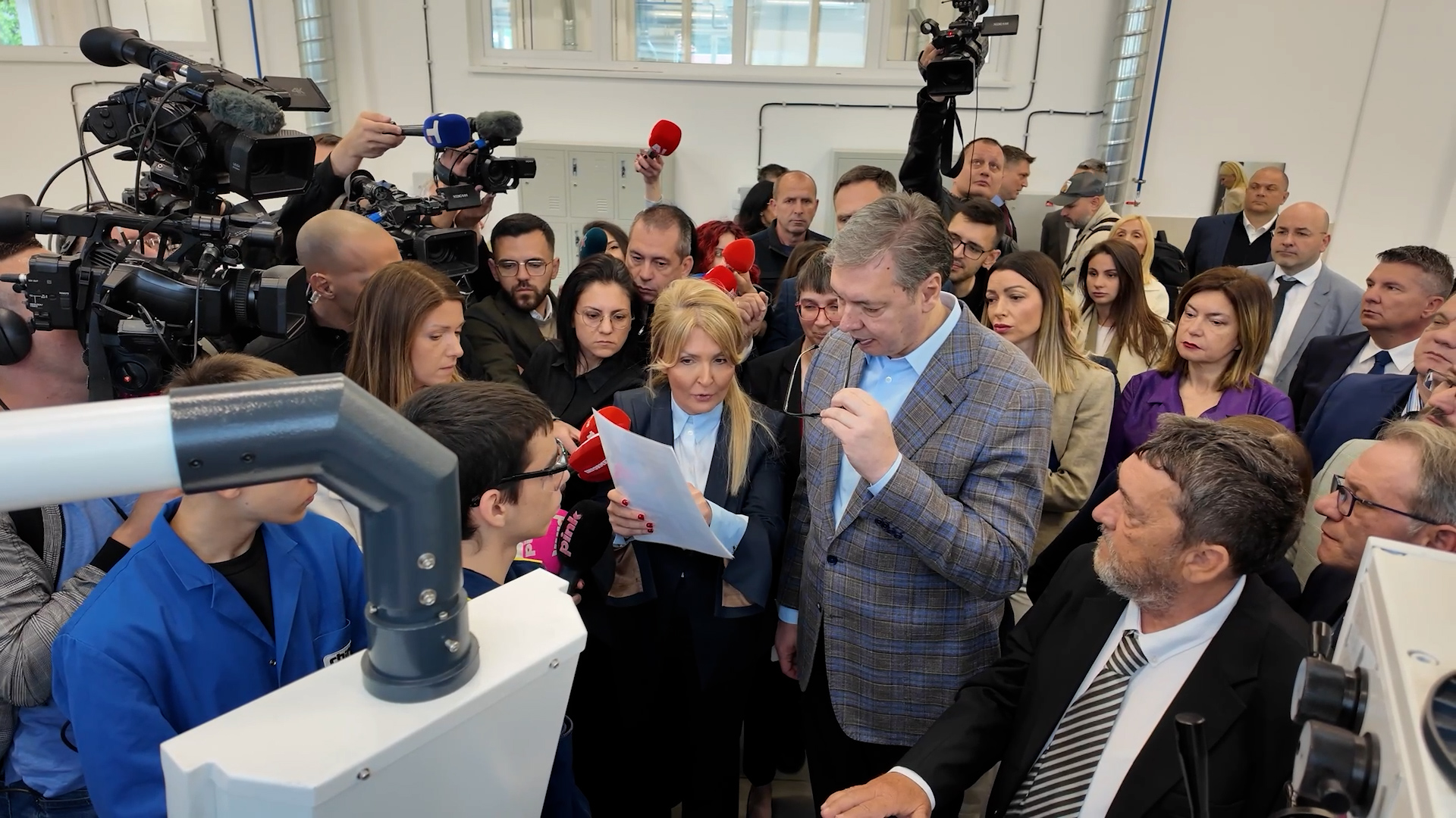 Pancevo, predsednik Republike Srbije Aleksandar Vucic prisustvovao je otvaranju trening centra za dualno obrazovanje pri Masinskoj skoli ,,Pancevo'', pokrivanje